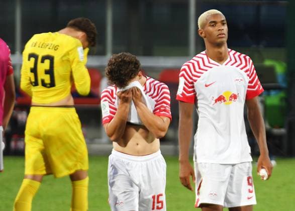 Sport Bilder des Tages Fußball A-Junioren-Bundesliga Nord Nordost, Saison 2023 2024, 3. Spieltag, RasenBallsport Leipzig U19 vs. VfL Wolfsburg U19 (23.08.2023) 1:2 (1:1) Frust Trauer über die 1:2 Heimniederlage bei den RBL-U19-Spielern Fernando Dickes (Torwart RB Leipzig U19, Rueckennummer 33), Tim Meyer (Linker Verteidiger RB Leipzig U19, Rueckennummer 15), Yannick Eduardo (Mittelstuermer RB Leipzig U19, Rueckennummer 9) beim Spiel RBL U19 gegen Wolfsburg U19 (23.08.2023) Leipzig Sachsen Deutschland RB-Trainingszentrum am Cottaweg, Rasenplatz 1