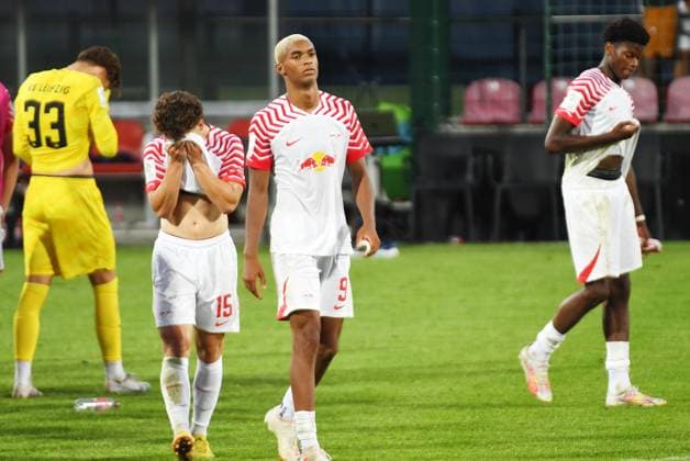 Fußball A-Junioren-Bundesliga Nord Nordost, Saison 2023 2024, 3. Spieltag, RasenBallsport Leipzig U19 vs. VfL Wolfsburg U19 (23.08.2023) 1:2 (1:1) Frust Trauer über die 1:2 Heimniederlage bei den RBL-U19-Spielern Fernando Dickes (Torwart RB Leipzig U19, Rueckennummer 33), Tim Meyer (Linker Verteidiger RB Leipzig U19, Rueckennummer 15), Yannick Eduardo (Mittelstuermer RB Leipzig U19, Rueckennummer 9), Laurin Schoessler (Linkes Mittelfeld RB Leipzig U19, Rueckennummer 10) beim Spiel RBL U19 gegen Wolfsburg U19 (23.08.2023) Leipzig Sachsen Deutschland RB-Trainingszentrum am Cottaweg, Rasenplatz 1
