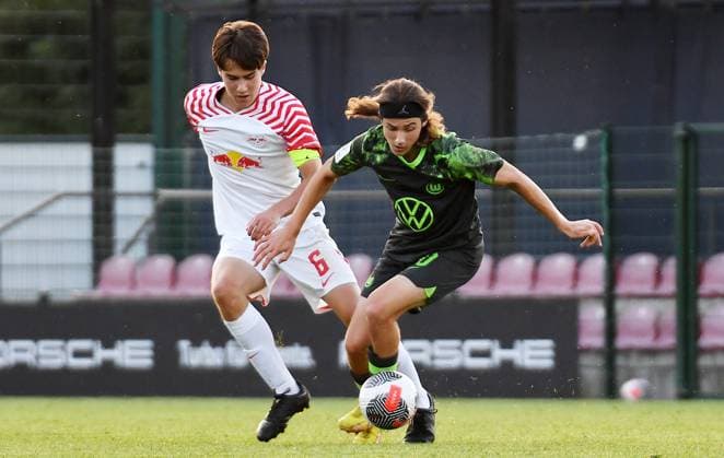 Sport Bilder des Tages Fußball A-Junioren-Bundesliga Nord Nordost, Saison 2023 2024, 3. Spieltag, RasenBallsport Leipzig U19 vs. VfL Wolfsburg U19 (23.08.2023) Zweikampf um den Ball zwischen Elias Lenz (Defensives Mittelfeld RB Leipzig U19, Rueckennummer 6) (li.) und Bennit Broeger (Offensives Mittelfeld Wolfsburg U19, Rueckennummer 10) (re.) beim Spiel RBL U19 gegen Wolfsburg U19 (23.08.2023) Leipzig Sachsen Deutschland RB-Trainingszentrum am Cottaweg, Rasenplatz 1