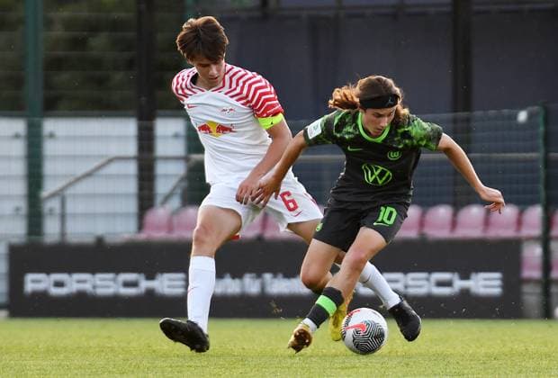 Fußball A-Junioren-Bundesliga Nord Nordost, Saison 2023 2024, 3. Spieltag, RasenBallsport Leipzig U19 vs. VfL Wolfsburg U19 (23.08.2023) Zweikampf um den Ball zwischen Elias Lenz (Defensives Mittelfeld RB Leipzig U19, Rueckennummer 6) (li.) und Bennit Broeger (Offensives Mittelfeld Wolfsburg U19, Rueckennummer 10) (re.) beim Spiel RBL U19 gegen Wolfsburg U19 (23.08.2023) Leipzig Sachsen Deutschland RB-Trainingszentrum am Cottaweg, Rasenplatz 1