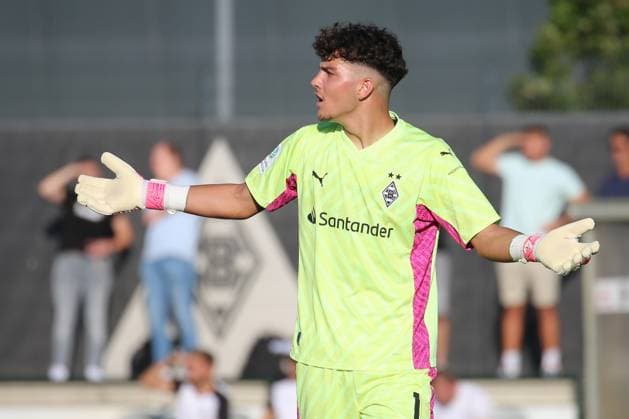 Mönchengladbach, Deutschland 23. August 2023: A-Junioren-Bundesliga - 2023 24 - Borussia Mönchengladbach U19 vs. Fortuna Düsseldorf U19 Im Bild: Tiago Pereira Cardoso (Borussia Mönchengladbach U19) gestikuliert auf dem Spielfeld. Fohlenplatz Nordrhein Westfalen