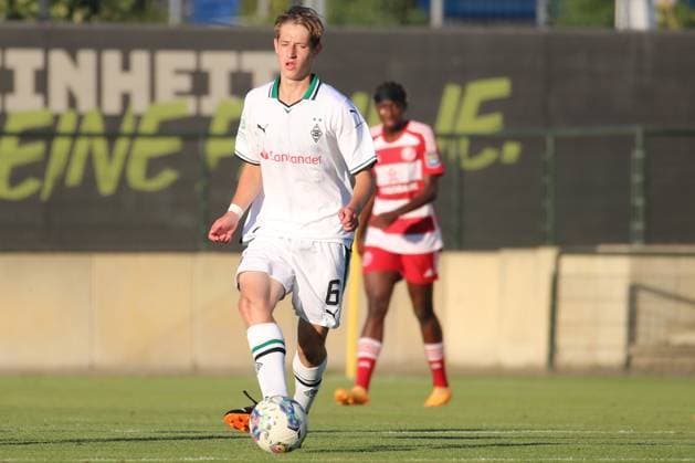 Mönchengladbach, Deutschland 23. August 2023: A-Junioren-Bundesliga - 2023 24 - Borussia Mönchengladbach U19 vs. Fortuna Düsseldorf U19 Im Bild: Leonard Laatsch (Borussia Mönchengladbach U19) Fohlenplatz Nordrhein Westfalen