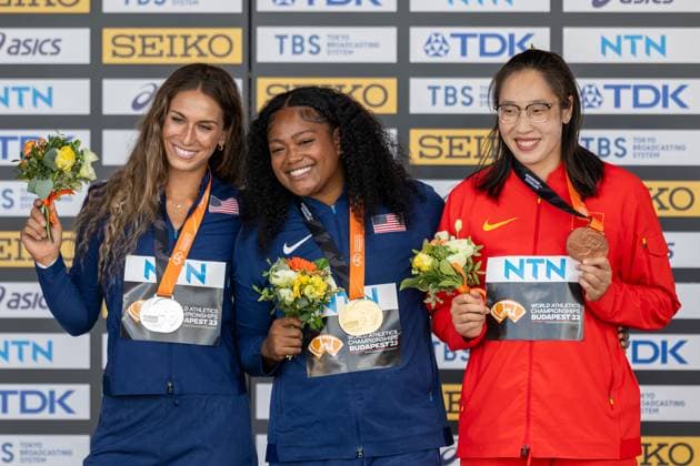 (230824) -- BUDAPEST, Aug. 24, 2023 -- Gold medalist Laulauga Tausaga (C) of the United States, silver medalist Valarie Allman (L) of the United States and bronze medalist Feng Bin of China pose for photos during the awarding ceremony for the women s discus throw at the World Athletics Championships 2023 in Budapest, Hungary, Aug. 23, 2023. ) (SP)HUNGARY-BUDAPEST-ATHLETICS-WORLD CHAMPIONSHIPS-DAY 5 MengxDingbo 