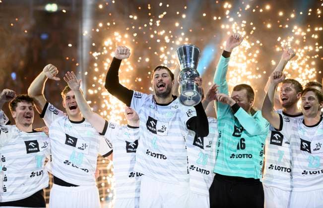 Bilder des Jahres 2023, Sport 08 August Sport Themen der Woche KW34 Sport Bilder des Tages Siegerehrung Domagoj DUVNJAK (KI) mit dem Pokal, v.l. Elias ELLEFSEN A SKIPAGOTU, Karl WALLINIUS (KI), Domagoj DUVNJAK (KI), Torwart Tomas MRKVA (KI), Jacobsen Magnus LANDIN (KI), Rune DAHMKE (KI), Handball Super Cup 2023, THW Kiel (KI) - Rhein Neckar Loewen (RNL), am 23.08.2023 in Duesseldorf Deutschland. Â *** Award ceremony Domagoj DUVNJAK KI with the cup, f l Elias ELLEFSEN A SKIPAGOTU, Karl WALLINIUS KI , Domagoj DUVNJAK KI , goalkeeper Tomas MRKVA KI , Jacobsen Magnus LANDIN KI , Rune DAHMKE KI , Handball Super Cup 2023, THW Kiel KI Rhein Neckar Loewen RNL , on 23 08 2023 in Duesseldorf Germany Â