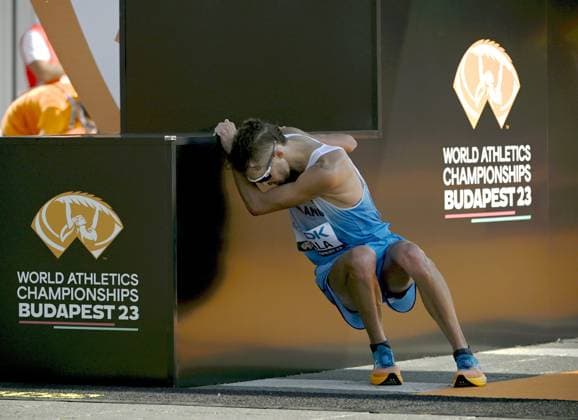 Sport Themen der Woche KW34 Leichtathletik, WM in Budapest, 35km Gehen der Männer - Aleksi Ojala bricht im Ziel zusammen Aleksi Ojala of Finland during men s 35 km race walk at the IAAF World Athletics Championships in Budapest on August 24, 2023. Budapest Hungary LKFTJK20230824103917BGVN  Copyright: xAnttixAimo-Koivistox LKFTJK20230824103917BGVN