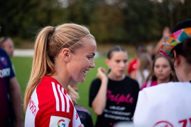 Glodis Perla Viggosdottir (FC Bayern Muenchen, 04) bei den Fans, GER, FC Bayern Muenchen vs TSG 1899 Hoffenheim, Fussball Frauen Bundesliga Testspiel, Saison 2023 2024, 23.08.2023 GER, FC Bayern Muenchen vs TSG 1899 Hoffenheim, Fussball Frauen Bundesliga Testspiel, Saison 2023 2024, 23.08.2023 Mietingen Copyright: xEibner-Pressefoto Memmlerx EP_MMR