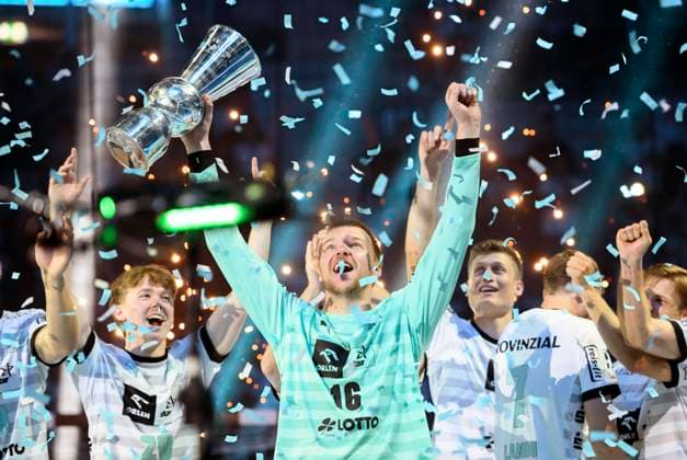 Siegerehrung Jubel Torwart Tomas MRKVA (KI) mit dem Pokal, Handball Super Cup 2023, THW Kiel (KI) - Rhein Neckar Loewen (RNL) 37:36 n.S., am 23.08.2023 in Duesseldorf Deutschland. Â