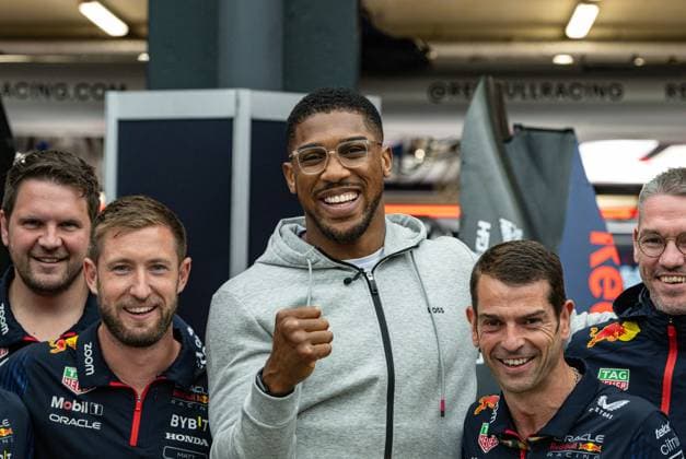 Sport Bilder des Tages 24th August 2023; Circuit Zandvoort, Zandvoort, North Holland, Netherlands; Formula 1 Heineken Dutch Grand Prix 2023; Arrivals and Inspection Day; Anthony Joshua OBE two times unified World Heavyweight boxing champion enjoys some time with the Red Bull team  ActionPlus12546417 GodfreyxPitt