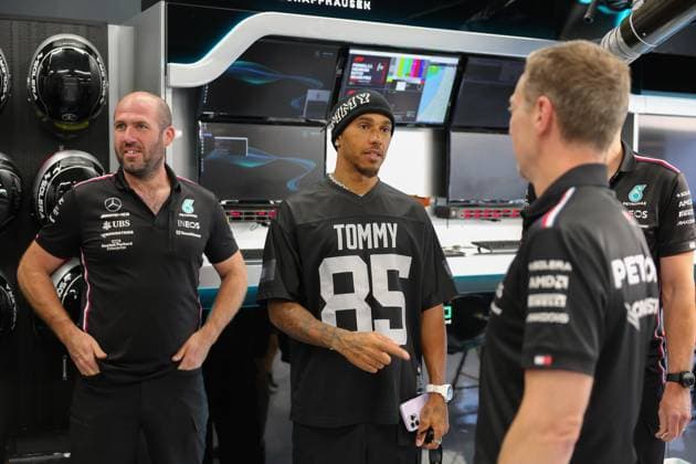 Lewis Hamilton (Mercedes AMG Petronas Motorsport) mit Mechanikern in der Box, Grosser Preis der Niederlande, Motorsport, Formel 1, Saison 2023, 24.08.2023 Grosser Preis der Niederlande, Motorsport, Formel 1, Saison 2023, 24.08.2023 Zandvoort Copyright: xEibner-Pressefoto AlexanderxNeisx EP_ANS