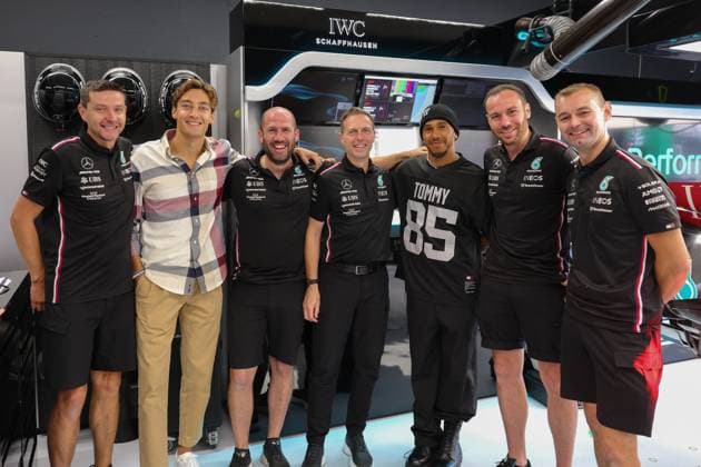 Lewis Hamilton (Mercedes AMG Petronas Motorsport) und George Russel (Mercedes AMG Petronas Motorsport) mit Mechanikern in der Box, Grosser Preis der Niederlande, Motorsport, Formel 1, Saison 2023, 24.08.2023 Grosser Preis der Niederlande, Motorsport, Formel 1, Saison 2023, 24.08.2023 Zandvoort Copyright: xEibner-Pressefoto AlexanderxNeisx EP_ANS