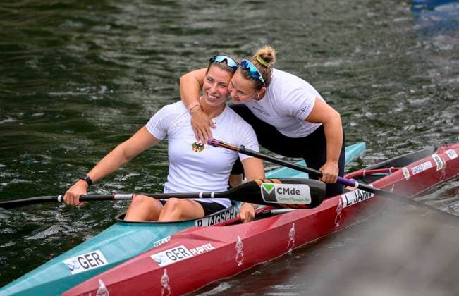 Bilder des Jahres 2023, Sport 08 August Sport Themen der Woche KW34 Sport Bilder des Tages Lisa JAHN r. (GER) gratuliert Pauline JAGSCH l. (GER) zum Final A Einzug, Semi Final K1 W 500, am 24.08.2023 Kanu Rennsport Weltmeisterschaften, vom 23.08.- 27.08.2023 in Duisburg Deutschland. Â *** Lisa JAHN r GER congratulates Pauline JAGSCH l GER for the Final A entry, Semi Final K1 W 500, on 24 08 2023 Canoe Racing World Championships, from 23 08 27 08 2023 in Duisburg Germany Â