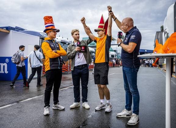 ZANDVOORT - Lando Norris (McLaren) and Oscar Piastri (McLaren) on track at Circuit Zandvoort ahead of the F1 Grand Prix of the Netherlands on August 24, 2023 in Zandvoort, Netherlands. ANP REMKO DE WAAL F1 Grand Prix of The Netherlands 2023 24 xVIxANPxSportx xxANPxIVx 476189698 originalFilename: 476189698.jpg