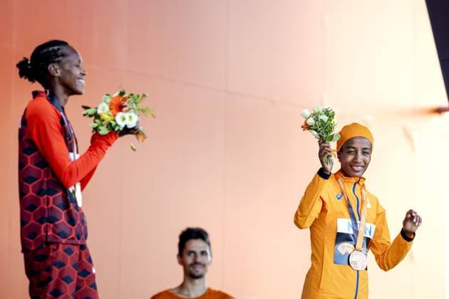 BUDAPEST - Sifan Hassan with her bronze medal during the 1500 meters ceremony during the sixth day of the World Athletics Championships. ANP ROBIN VAN LONKHUIJSEN Day 6 - World Athletics Championships Budapest 2023 2023 xVIxANPxSportx xxANPxIVx 476198200 originalFilename: 476198200.jpg