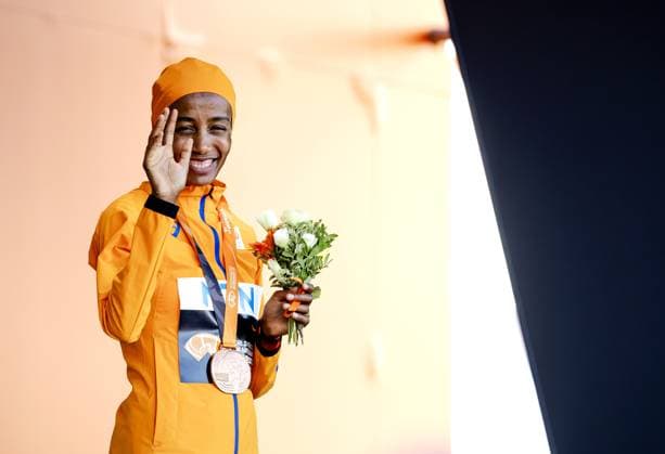 BUDAPEST - Sifan Hassan with her bronze medal during the 1500 meters ceremony during the sixth day of the World Athletics Championships. ANP ROBIN VAN LONKHUIJSEN Day 6 - World Athletics Championships Budapest 2023 2023 xVIxANPxSportx xxANPxIVx 476198210 originalFilename: 476198210.jpg