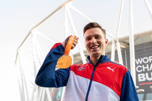 230824 Karsten Warholm with his gold medal for men?s 400 meter hurdles during day 6 of the 2023 World Athletics Championships on August 24, 2023 in Budapest. Photo: Vegard Grott BILDBYRAN kod VG JM0522 bbeng friidrott athletics friidrett 2023 world athletics championships world athletics championships budapest23 friidrotts-vm friidretts-vm vm jubel Copyright: VEGARDxGRoTT BB230824VG004