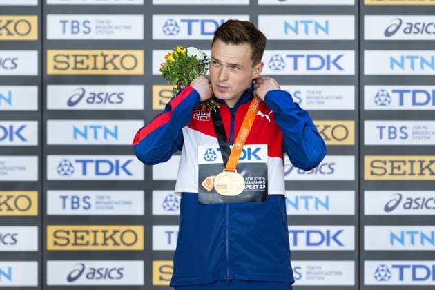 230824 Karsten Warholm at the medal ceremony for men?s 400 meter hurdles during day 6 of the 2023 World Athletics Championships on August 24, 2023 in Budapest. Photo: Vegard Grott BILDBYRAN kod VG JM0522 bbeng friidrott athletics friidrett 2023 world athletics championships world athletics championships budapest23 friidrotts-vm friidretts-vm vm jubel Copyright: VEGARDxGRoTT BB230824VG005