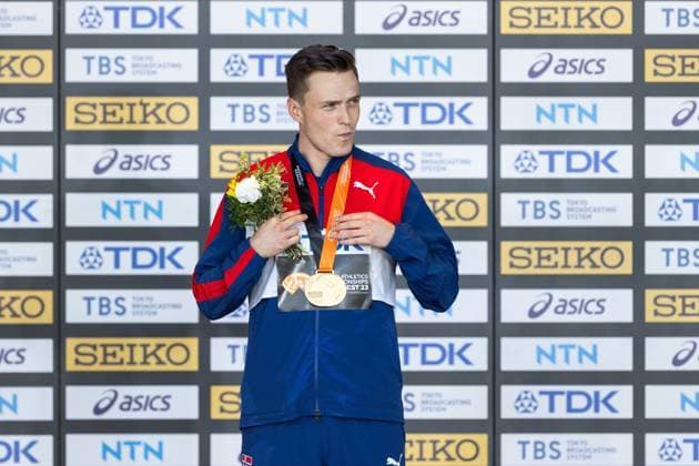 230824 Karsten Warholm at the medal ceremony for men?s 400 meter hurdles during day 6 of the 2023 World Athletics Championships on August 24, 2023 in Budapest. Photo: Vegard Grott BILDBYRAN kod VG JM0522 bbeng friidrott athletics friidrett 2023 world athletics championships world athletics championships budapest23 friidrotts-vm friidretts-vm vm jubel Copyright: VEGARDxGRoTT BB230824VG009