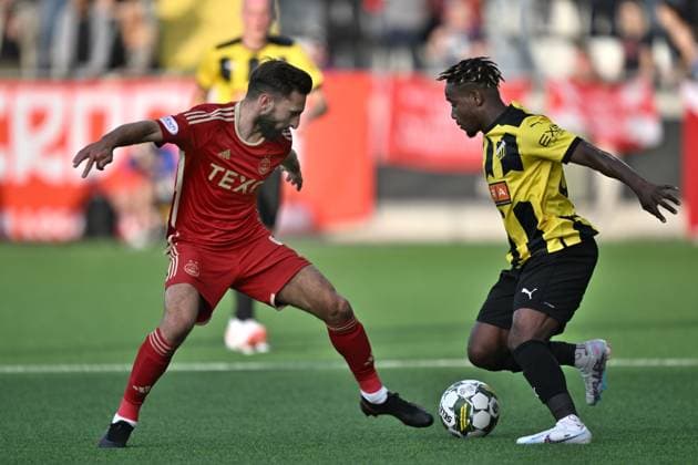 GÖTEBORG 20230824 Aberdeens Graeme Shinnie och Häckens Ibrahim Sadiq i kamp om bollen under torsdagens play off till Europa League, första matchen, mellan BK Häcken och Aberdeen FC pa Bravida arena. GÖTEBORG SVERIGE x9200x