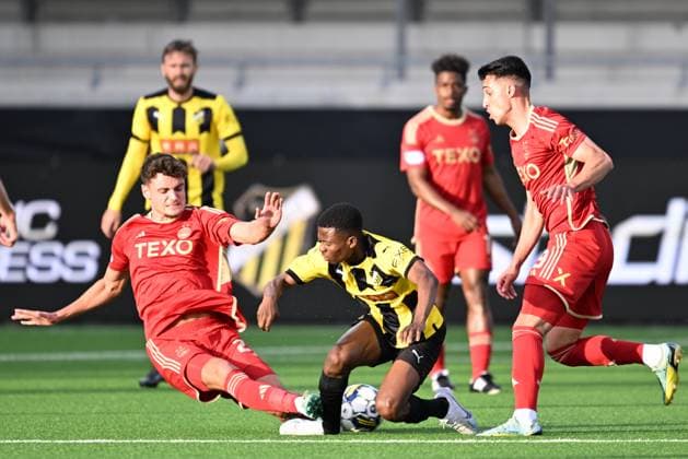GÖTEBORG 20230824 Häckens Akoua Romeo Amane (mitten) mot Aberdeens Dante Polvara (tv) och Bojan Miovski under torsdagens play off till Europa League, första matchen, mellan BK Häcken och Aberdeen FC pa Bravida arena. GÖTEBORG SVERIGE x9200x
