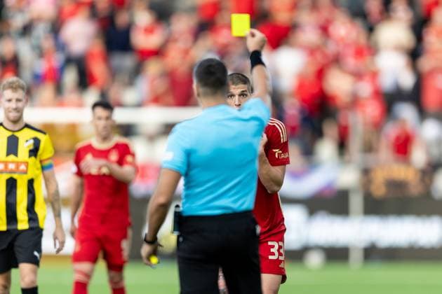230824 Slobodan Rubezic of Aberdeen is shown a yellow card by Referee Filip Glova during the UEFA Europa League play-off match between Häcken and Aberdeen on August 24, 2023 in Gothenburg. Photo: Michael Erichsen BILDBYRAN COP 89 MI0526 fotboll football soccer fotball uefa europa league häcken aberdeen bbeng Copyright: MICHAELxERICHSEN BB230824MI020