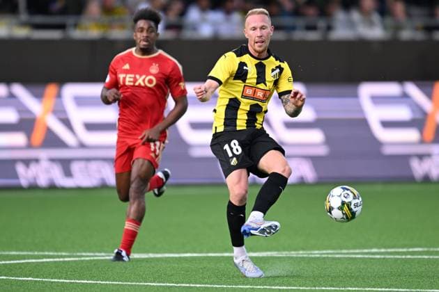 GÖTEBORG 20230824 Aberdeens Luis Lopes (tv) och Häckens Mikkel Rygard Hansen under torsdagens play off till Europa League, första matchen, mellan BK Häcken och Aberdeen FC pa Bravida arena. GÖTEBORG SVERIGE x9200x