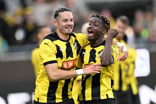GÖTEBORG 20230824 Häckens Amor Layouni (tv) grattas av Ibrahim Sadiq efter 1-0-malet under torsdagens play off till Europa League, första matchen, mellan BK Häcken och Aberdeen FC pa Bravida arena. GÖTEBORG SVERIGE x9200x