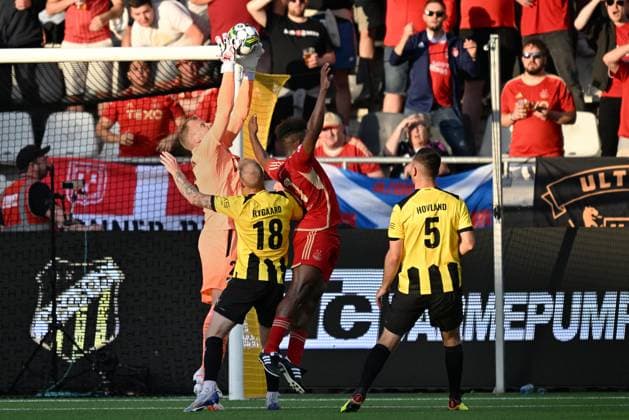 GÖTEBORG 20230824 Häckens Peter Abrahamsson mot Aberdeens Duk under torsdagens play off till Europa League, första matchen, mellan BK Häcken och Aberdeen FC pa Bravida arena. GÖTEBORG SVERIGE x9200x