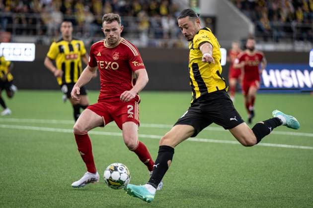 GÖTEBORG 20230824 Häckens Amor Layouni (th) mot Aberdeens Nicky Devlin under torsdagens play off till Europa League, första matchen, mellan BK Häcken och Aberdeen FC pa Bravida arena. GÖTEBORG SVERIGE x9200x