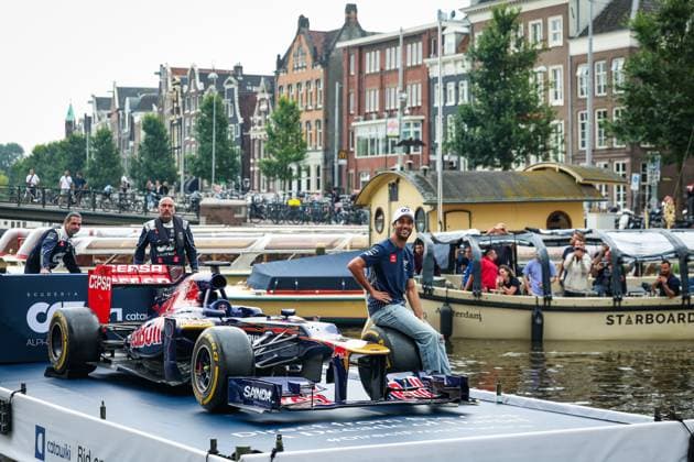 Formel 1, GP Niederlande - Daniel Ricciardo mit Rennwagen auf einer Kracht in Amsterdam RICCIARDO Daniel (aus), Scuderia AlphaTaurii driver, presenting the Catawiki.com DirectFromTheGrid auction on a canal of Amsterdam, riding on a boat with his former Toro Rosso STR7 car, during the 2023 Formula 1 Heineken Dutch Grand Prix, 13th round of the 2023 Formula One World Championship, WM, Weltmeisterschaft from August 25 to 28, 2023 on the Zandvoort Circuit, in Zandvoort, Netherlands - F1 - DUTCH GRAND PRIX 2023 DPPI Panoramic 00123030_G0OD8980