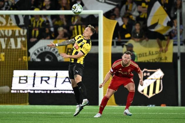 GÖTEBORG 20230824 Häckens Jacob Barrett mot Aberdeens Nicky Devlin under torsdagens play off till Europa League, första matchen, mellan BK Häcken och Aberdeen FC pa Bravida arena. GÖTEBORG SVERIGE x9200x