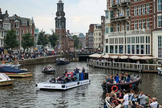 Formel 1, GP Niederlande - Daniel Ricciardo mit Rennwagen auf einer Kracht in Amsterdam RICCIARDO Daniel (aus), Scuderia AlphaTaurii driver, presenting the Catawiki.com DirectFromTheGrid auction on a canal of Amsterdam, riding on a boat with his former Toro Rosso STR7 car, during the 2023 Formula 1 Heineken Dutch Grand Prix, 13th round of the 2023 Formula One World Championship, WM, Weltmeisterschaft from August 25 to 28, 2023 on the Zandvoort Circuit, in Zandvoort, Netherlands - F1 - DUTCH GRAND PRIX 2023 DPPI Panoramic 00123030_G0OD9004