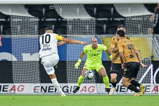 SOCCER - UEFA EL, LASK vs Zrinjski LINZ,AUSTRIA,24.AUG.23 - SOCCER - UEFA Europa League, qualification, Linzer ASK vs HSK Zrinjski Mostar. Image shows Marko Maric (Zrinjski) and Robert Zulj (LASK).  GEPAxpictures xChristianxMoser