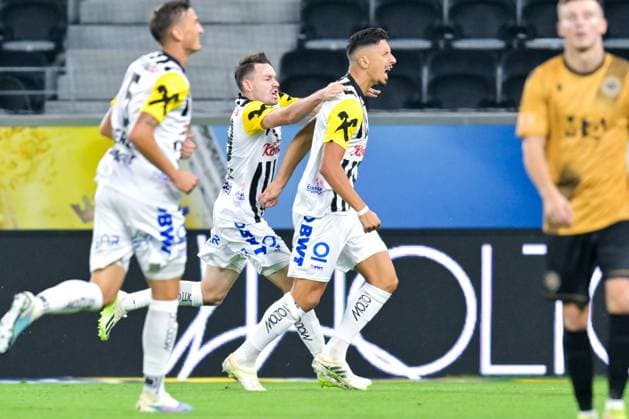 SOCCER - UEFA EL, LASK vs Zrinjski LINZ,AUSTRIA,24.AUG.23 - SOCCER - UEFA Europa League, qualification, Linzer ASK vs HSK Zrinjski Mostar. Image shows the rejoicing of team LASK with Robert Zulj (LASK).  GEPAxpictures xChristianxMoser