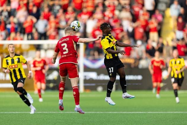 230824 Jack Mackenzie of Aberdeen and Ibrahim Sadiq of Häcken during the UEFA Europa League play-off match between Häcken and Aberdeen on August 24, 2023 in Göteborg. Photo: Michael Erichsen BILDBYRAN COP 89 MI0526 aberdeen bbeng football fotball fotboll häcken soccer uefa europa league Copyright: MICHAELxERICHSEN BB230824MI074