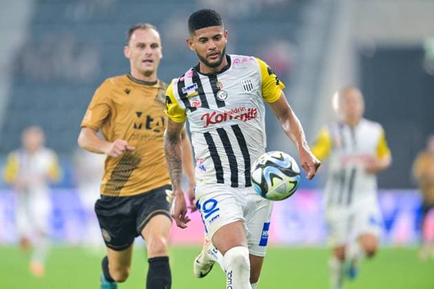 SOCCER - UEFA EL, LASK vs Zrinjski LINZ,AUSTRIA,24.AUG.23 - SOCCER - UEFA Europa League, qualification, Linzer ASK vs HSK Zrinjski Mostar. Image shows Andres Andrade (LASK) and Nemanja Bilbija (Zrinjski).  GEPAxpictures xChristianxMoser