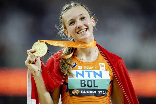 Bilder des Jahres 2023, Sport 08 August Sport Themen der Woche KW34 Sport Bilder des Tages BUDAPEST - Femke Bol with a gold medal after winning the final in the 400 meters hurdles during the sixth day of the World Athletics Championships. ANP ROBIN VAN LONKHUIJSEN Day 6 - World Athletics Championships Budapest 2023 2023 xVIxANPxSportx xxANPxIVx 476218382 originalFilename: 476218382.jpg