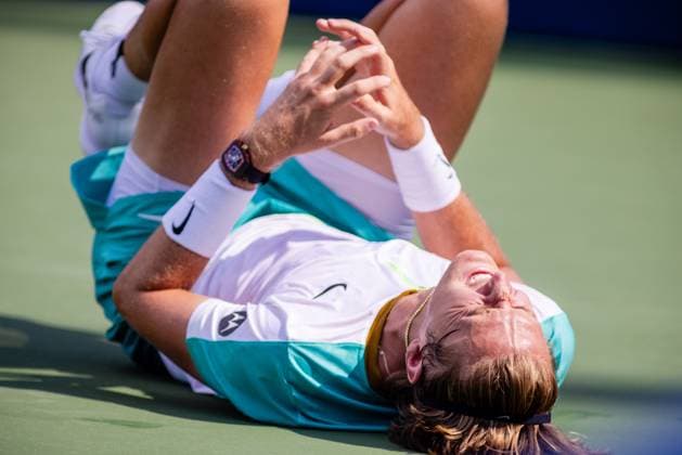 August 24, 2023: Sebastian Korda falls to the ground in pain during the quarterfinals of the 2023 Winston-Salem Open at Wake Forest Tennis Complex in Wnston-Salem, NC. ( CSM) Wnston-Salem United States - ZUMAc04_ 20230824_zma_c04_022 Copyright: xScottxKinserx