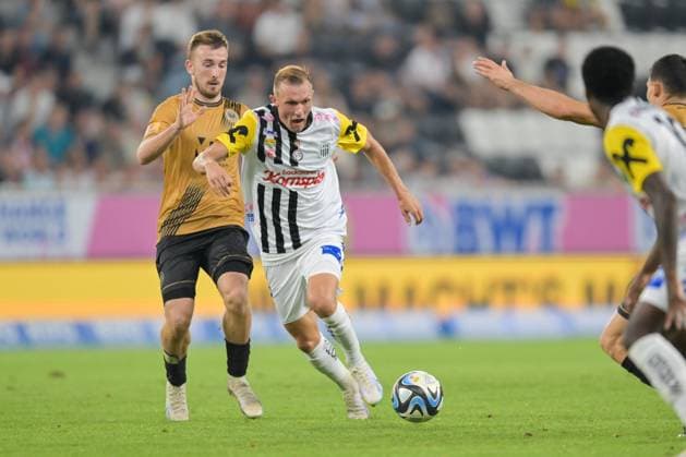 SOCCER - UEFA EL, LASK vs Zrinjski LINZ,AUSTRIA,24.AUG.23 - SOCCER - UEFA Europa League, qualification, Linzer ASK vs HSK Zrinjski Mostar. Image shows Thomas Goiginger (LASK) and Mato Stanic (Zrinjski).  GEPAxpictures xChristianxMoser