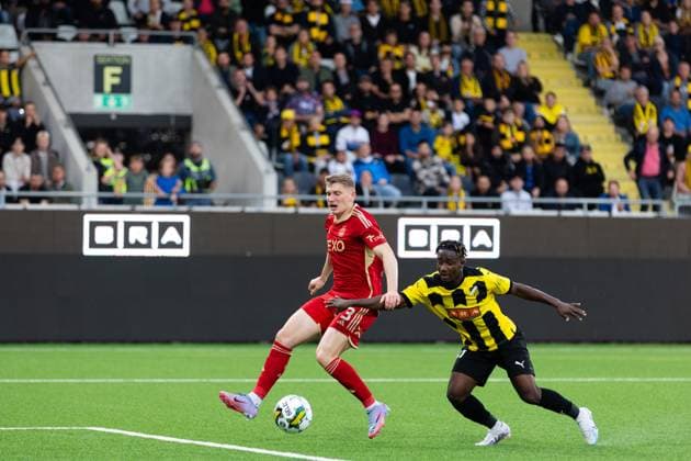 230824 Jack Mackenzie of Aberdeen and Ibrahim Sadiq of Häcken during the UEFA Europa League play-off match between Häcken and Aberdeen on August 24, 2023 in Göteborg. Photo: Michael Erichsen BILDBYRAN COP 89 MI0526 aberdeen bbeng football fotball fotboll häcken soccer uefa europa league Copyright: MICHAELxERICHSEN BB230824MI112