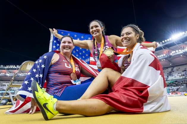 Bilder des Jahres 2023, Sport 08 August Sport Themen der Woche KW34 Sport Bilder des Tages World Athletics Championships Budapest 23; Hungary, 24.08.2023 Budapest, Hungary - August 24: Camryn ROGERS of CANADA (CAN), Janee KASSANAVOID and DeAnna PRICE of the UNITED STATES (USA) after the hammer throw final on day 6 of the World Athletics Championships Budapest 23 at the National Athletics Centre in Budapest, Hungary on August 24, 2023. *** World Athletics Championships Budapest 23 Hungary, 24 08 2023 Budapest, Hungary August 24 Camryn ROGERS of CANADA CAN , Janee KASSANAVOID and DeAnna PRICE of the UNITED STATES USA after the hammer throw final on day 6 of the World Athletics Championships Budapest 23 at the National Athletics Centre in Budapest, Hungary on August 24, 2023 Copyright: xBEAUTIFULxSPORTS AxelxKohringx