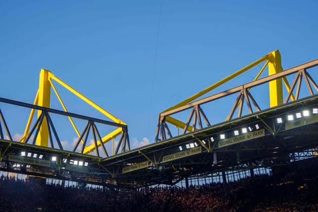 Fußball: 1. Bundesliga, Saison 2023 2024, 1. Spieltag, Borussia Dortmund - 1.FC Köln am 19.08.2023 im Signal-Iduna-Park in Dortmund. StadionDach im Sonnenlciht, Hinterleger, Feature, Allgemein, DFL REGULATIONS PROHIBIT ANY USE OF PHOTOGRAPHS AS IMAGE SEQUENCES AND OR QUASI-VIDEO. Copyright: xNeundorf Kirchner-Mediax