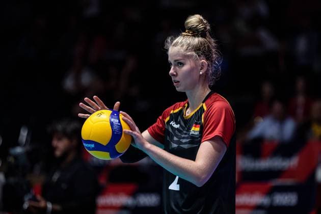 CEV EuroVolley 2023: Türkei - Deutschland; Castello Düsseldorf Deutschland, 24.08.2023 konzentriert: Pia KÄSTNER (GER, 2) mit Ball Gruppenspiel Türkei Turkei gegen Deutschland bei der Frauen-Volleyball-EM am 24. August 2023 im CASTELLO Düsseldorf - D.LIVE Copyright: xBEAUTIFULxSPORTS Meurerx