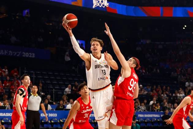 Sport Themen der Woche KW34 Sport Bilder des Tages 25.08.2023, FIBA Basketball Worldcup, Okinawa (Japan), Deutschland - Japan, Spieltag 1, Gruppe E. Moritz Wagner (GER, No13), Koya Kawamata (JPN, No99) Okinawa Okinawa Arena Okinawa Japan *** 25 08 2023, FIBA Basketball World Cup, Okinawa Japan , Germany Japan, Matchday 1, Group E Moritz Wagner GER, No13 , Koya Kawamata JPN, No99 Okinawa Okinawa Arena Okinawa Japan