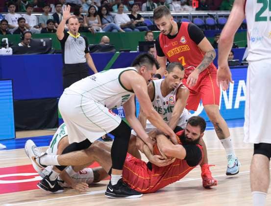 Basketball, WM, Montenegro - Mexiko (230825) -- MANILA, Aug. 25, 2023 -- Bojan Dubljevic (Bottom) of Montenegro holds the ball during the Group D first round match between Montenegro and Mexico at the 2023 FIBA World Cup in Manila, the Philippines, Aug. 25, 2023. ) (SP)PHILIPPINES-MANILA-BASKETBALL-FIBA WORLD CUP-GROUP D-MEX VS MNE HexChangshan 
