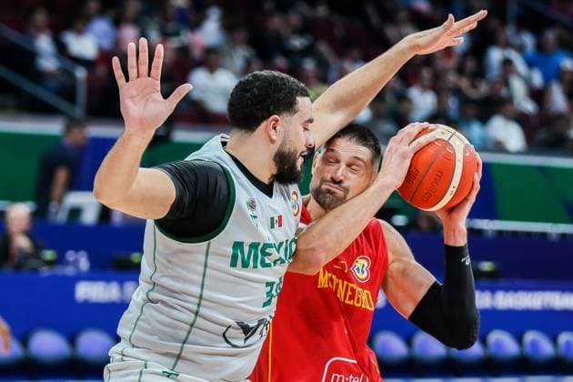 Basketball, WM, Montenegro - Mexiko (230825) -- MANILA, Aug. 25, 2023 -- Nikola Vucevic (R) of Montenegro competes against Joshua Ibarra of Mexico during the Group D first round match between Montenegro and Mexico at the 2023 FIBA World Cup in Manila, the Philippines, Aug. 25, 2023. ) (SP)PHILIPPINES-MANILA-BASKETBALL-FIBA WORLD CUP-GROUP D-MEX VS MNE RouellexUmali 