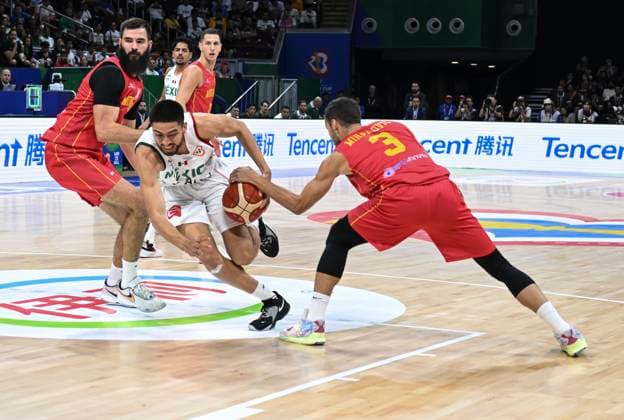 Basketball, WM, Montenegro - Mexiko (230825) -- MANILA, Aug. 25, 2023 -- Gael Bonilla (2nd R) of Mexico competes during the Group D first round match between Montenegro and Mexico at the 2023 FIBA World Cup in Manila, the Philippines, Aug. 25, 2023. ) (SP)PHILIPPINES-MANILA-BASKETBALL-FIBA WORLD CUP-GROUP D-MEX VS MNE HexChangshan 