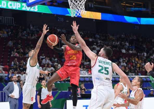 Basketball, WM, Montenegro - Mexiko (230825) -- MANILA, Aug. 25, 2023 -- Kendrick Perry (C) of Montenegro competes during the Group D first round match between Montenegro and Mexico at the 2023 FIBA World Cup in Manila, the Philippines, Aug. 25, 2023. ) (SP)PHILIPPINES-MANILA-BASKETBALL-FIBA WORLD CUP-GROUP D-MEX VS MNE HexChangshan 