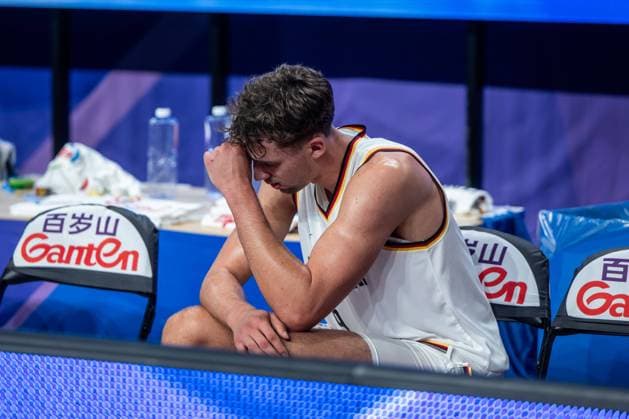 Sport Bilder des Tages Basketball Okinawa 25.08.2023 FIBA Basketball World Cup 2023 Weltmeisterschaft der Männer Vorrunde Deutschland (GER) - Japan (JPN) Franz Wagner (Deutschland, No.09) verletzt und niedergeschlagen