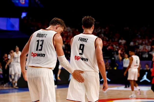 Sport Themen der Woche KW34 Sport Bilder des Tages 25.08.2023, FIBA Basketball Worldcup, Okinawa (Japan), Deutschland - Japan, Spieltag 1, Gruppe E. Moritz Wagner (GER, No13), Franz Wagner (GER, No9) Okinawa Okinawa Arena Okinawa Japan *** 25 08 2023, FIBA Basketball World Cup, Okinawa Japan , Germany Japan, Matchday 1, Group E Moritz Wagner GER, No13 , Franz Wagner GER, No9 Okinawa Okinawa Arena Okinawa Japan