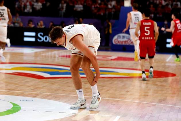 25.08.2023, FIBA Basketball Worldcup, Okinawa (Japan), Deutschland - Japan, Spieltag 1, Gruppe E. Franz Wagner (GER, No9) fasst sich an die Wade nach einem Zweikampf Okinawa Okinawa Arena Okinawa Japan